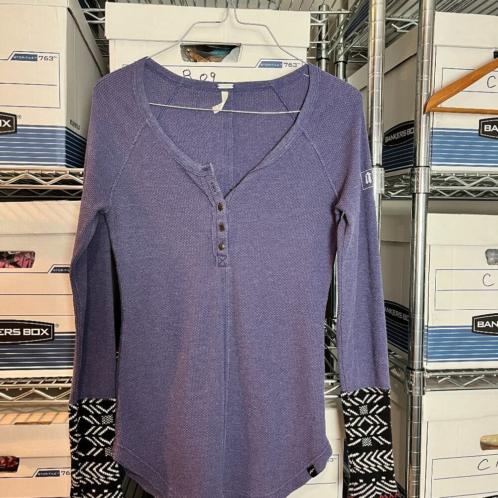 Women's purple Free People Thermal Henley w/accent cuffs Size M